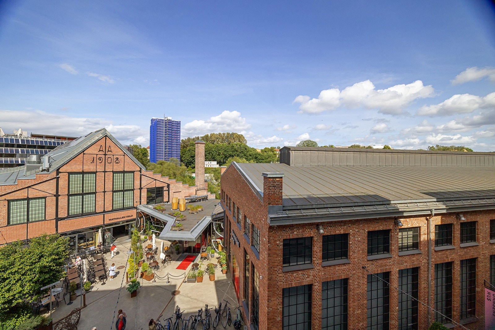 Flott utsikt fra stuen mot torget på Vulkan og nedre Foss park. Galleribilde