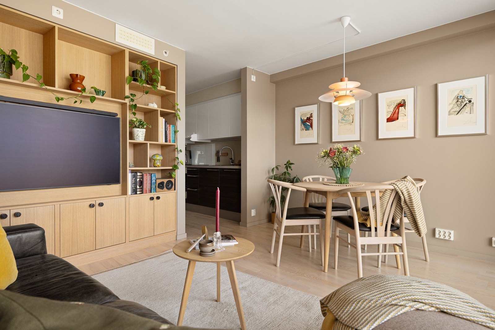 Parkett på gulv, og helsparklede/malte overflater. Galleribilde