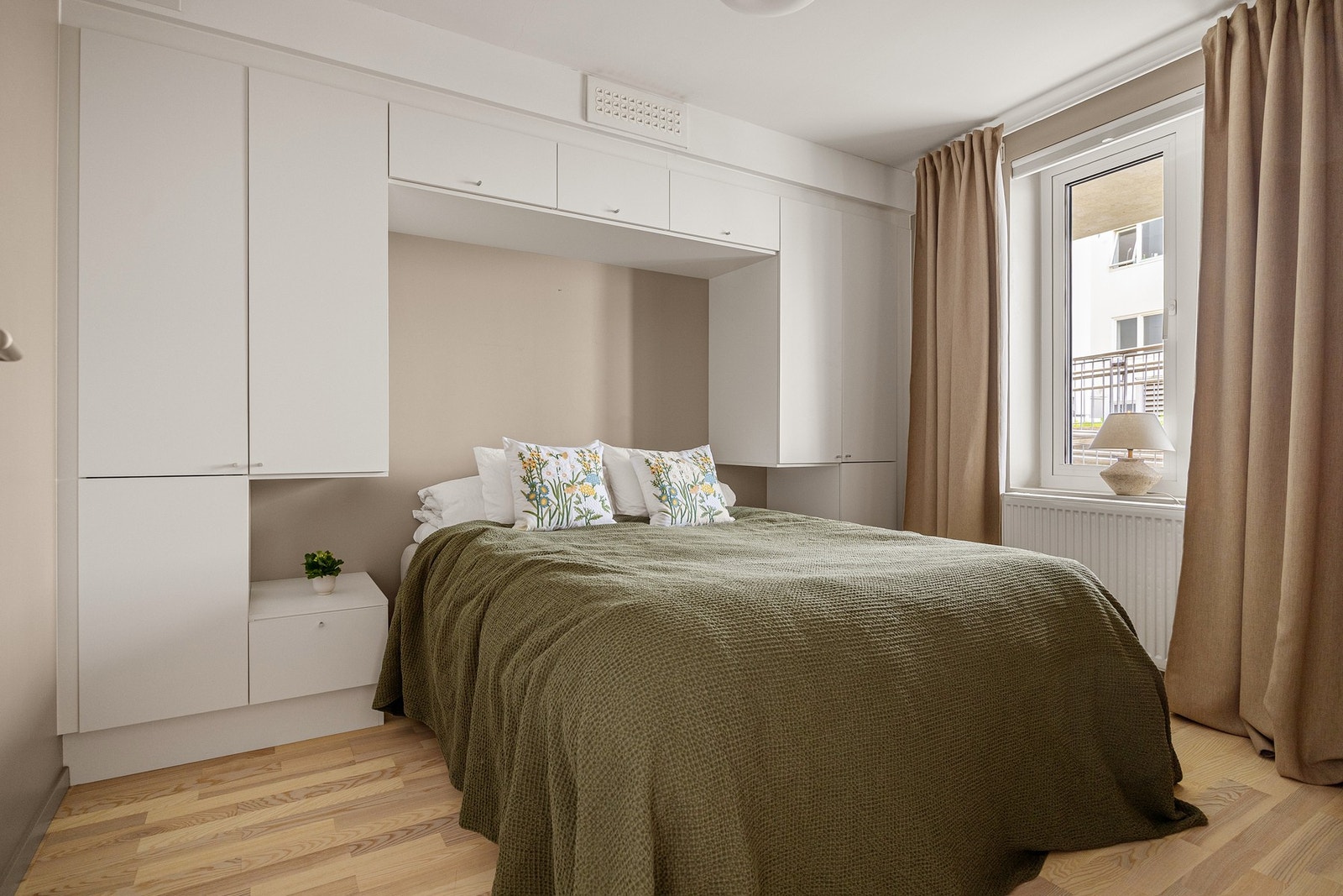 Romslig soverom. Galleribilde