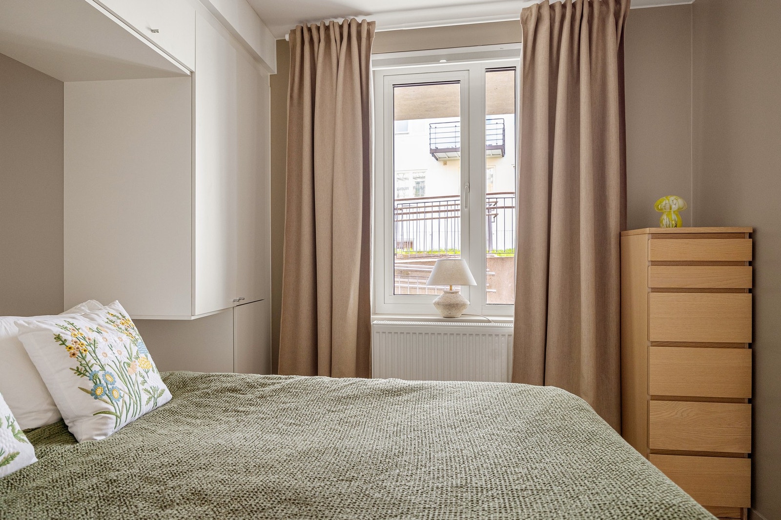 Soverom vendt mot bilfritt tun. Galleribilde