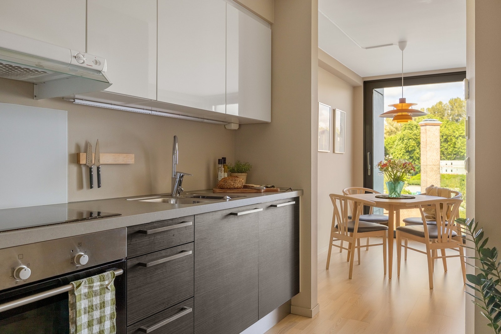 Kjøkken i delvis åpen løsning mot stuen. Galleribilde