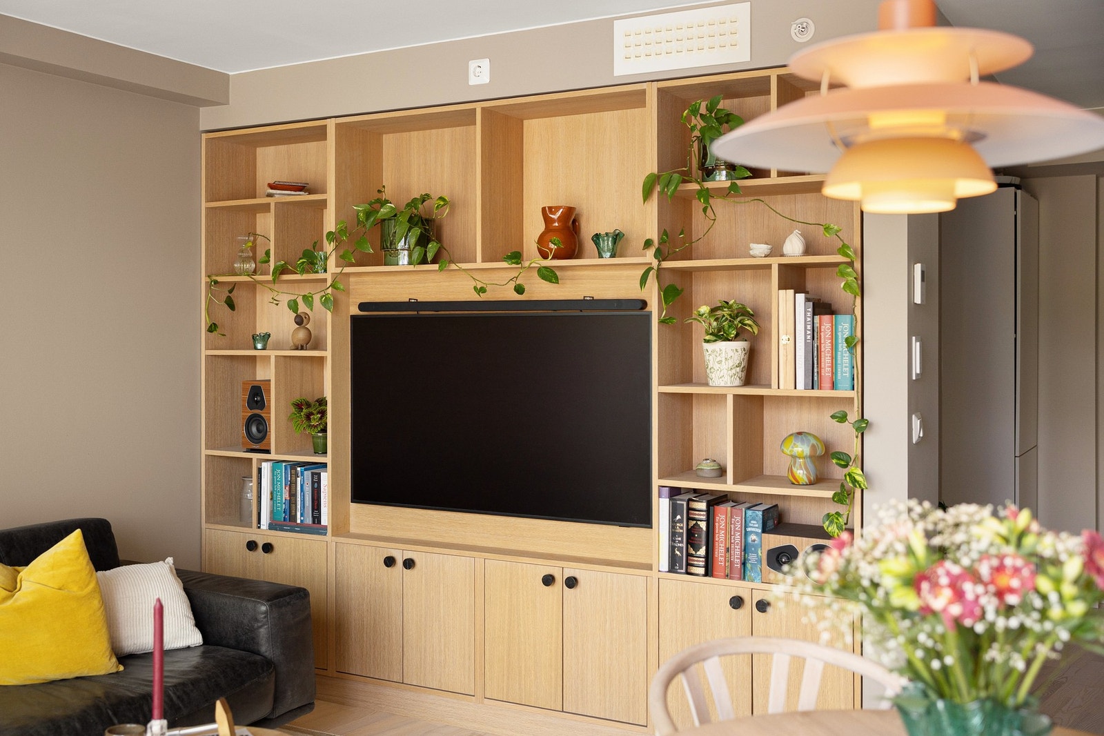 Spesialbygd hyllesystem i stuen. Galleribilde