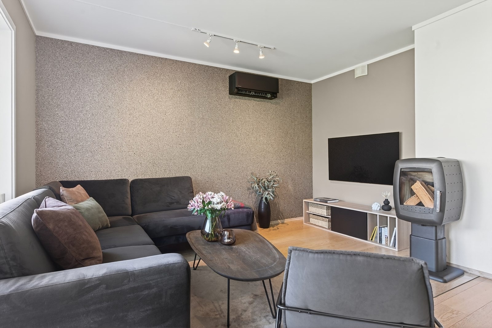 Stuen har naturlige soner for innredning og har god plass til både sofagruppe samt spisebord Galleribilde