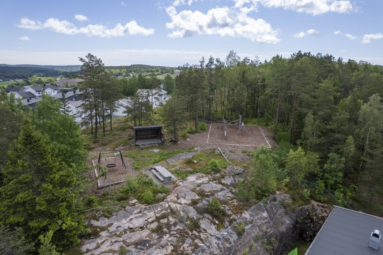 Lekeplass og grillhytte i nærheten Galleribilde