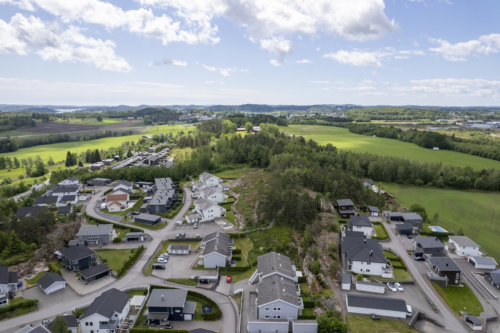 Dette er et nyetablert, hyggelig og barnevennlig boligområde. Det er svært gode turmuligheter nesten rett utenfor døren Galleribilde