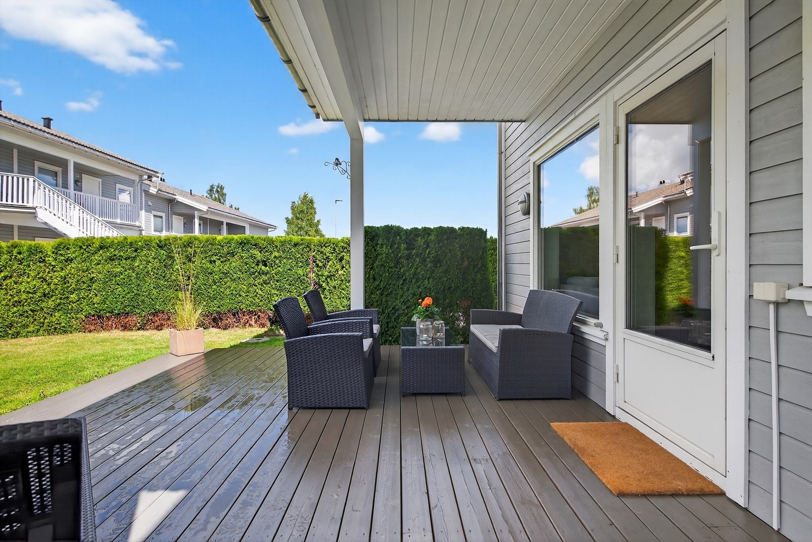 Fra stuen er det direkte utgang til en herlig terrasse på ca. 24 kvm som forlenger stuen på sommerhalvåret Galleribilde