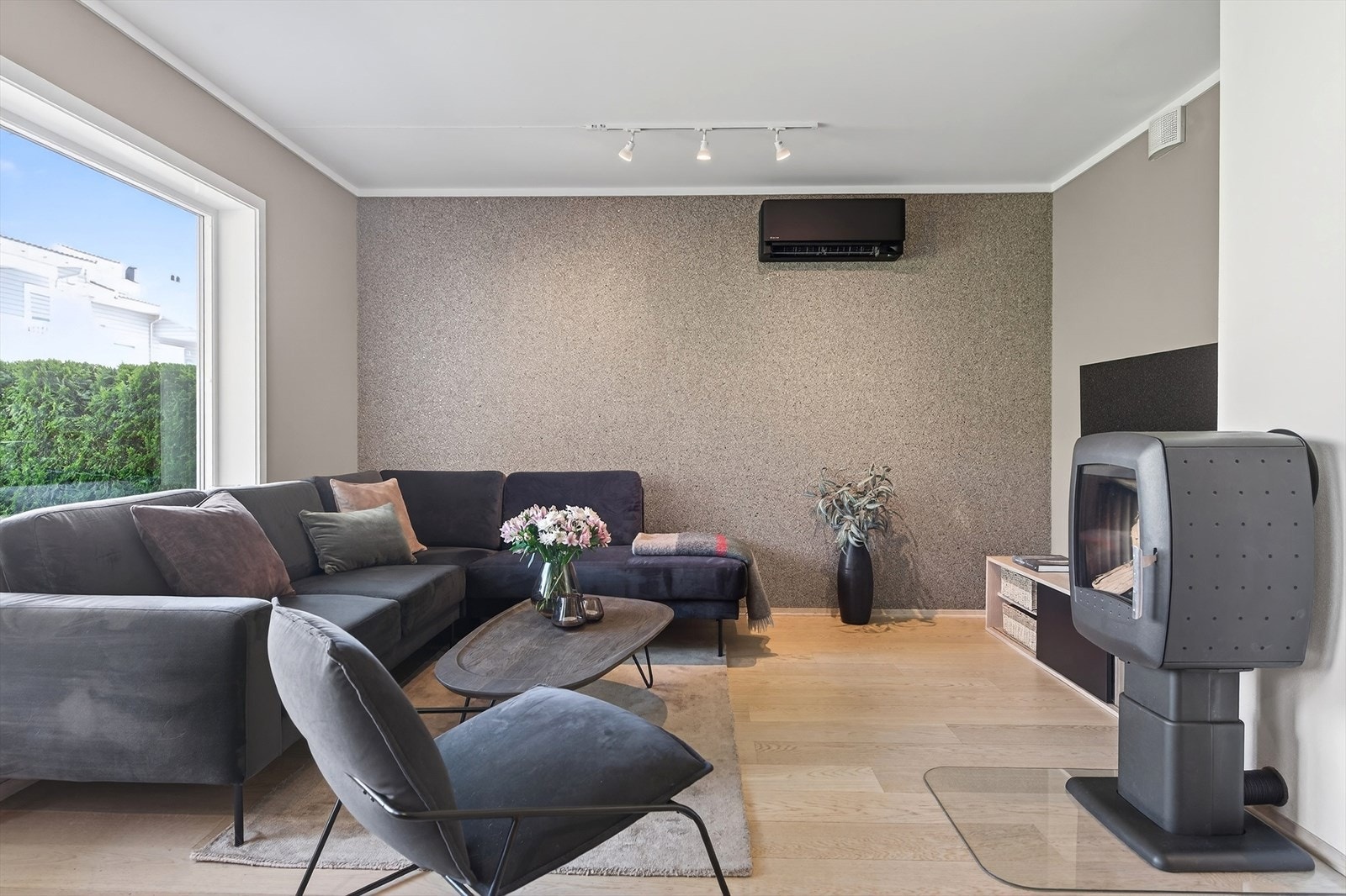 Det er 1-stavs parkett og malte flater i tidsriktige fargevalg. Den ene veggen i stuen er tapetsert for å få en kontrastvegg Galleribilde