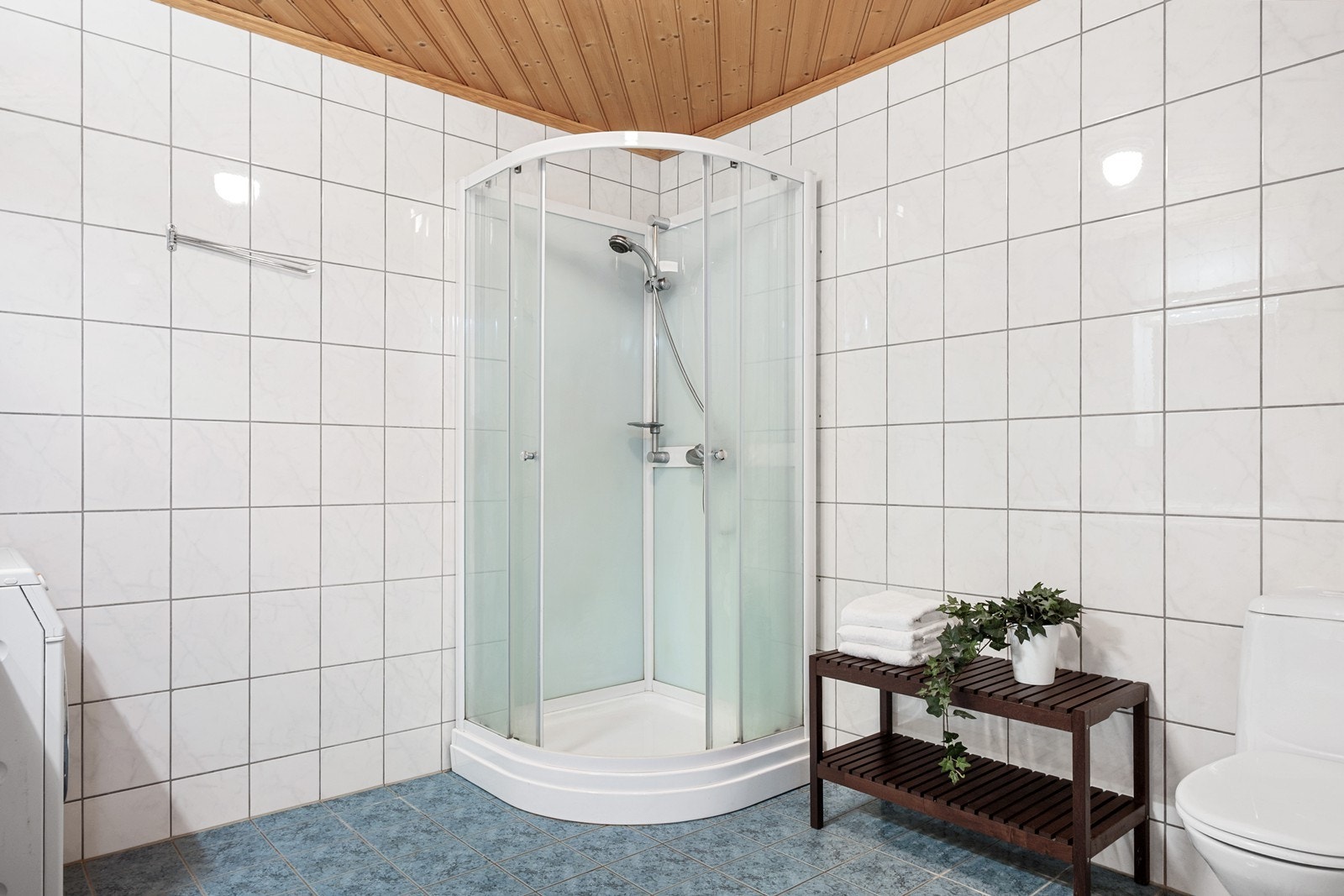 Badet er ellers innredet med toalett, et nyere dusjkabinett og vaskemaskin som medfølger. Galleribilde