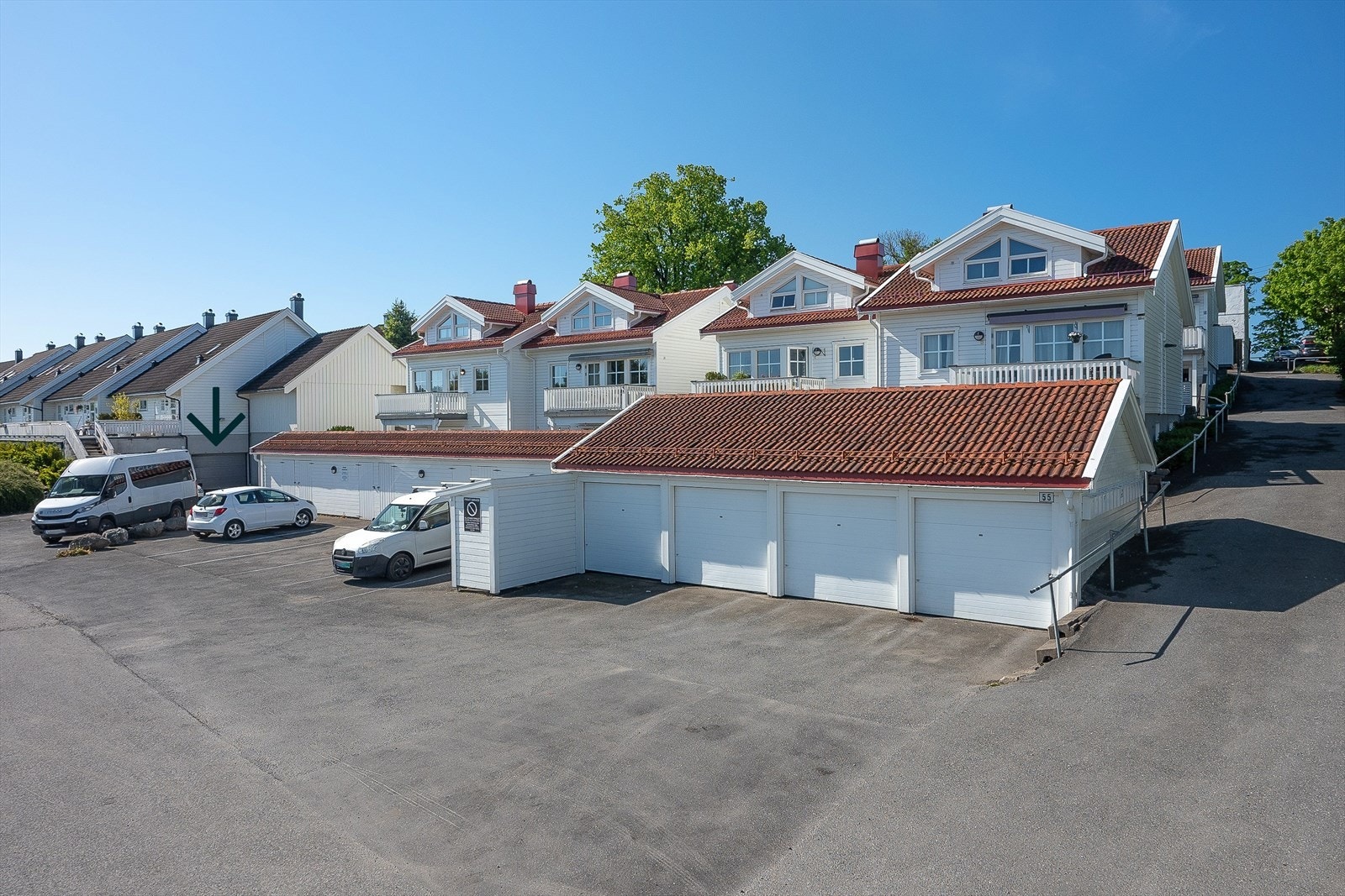 Leiligheten har parkering i garasjeanlegg med innkjøring ved pil, og det er egne gjesteparkeringsplasser ute. Galleribilde