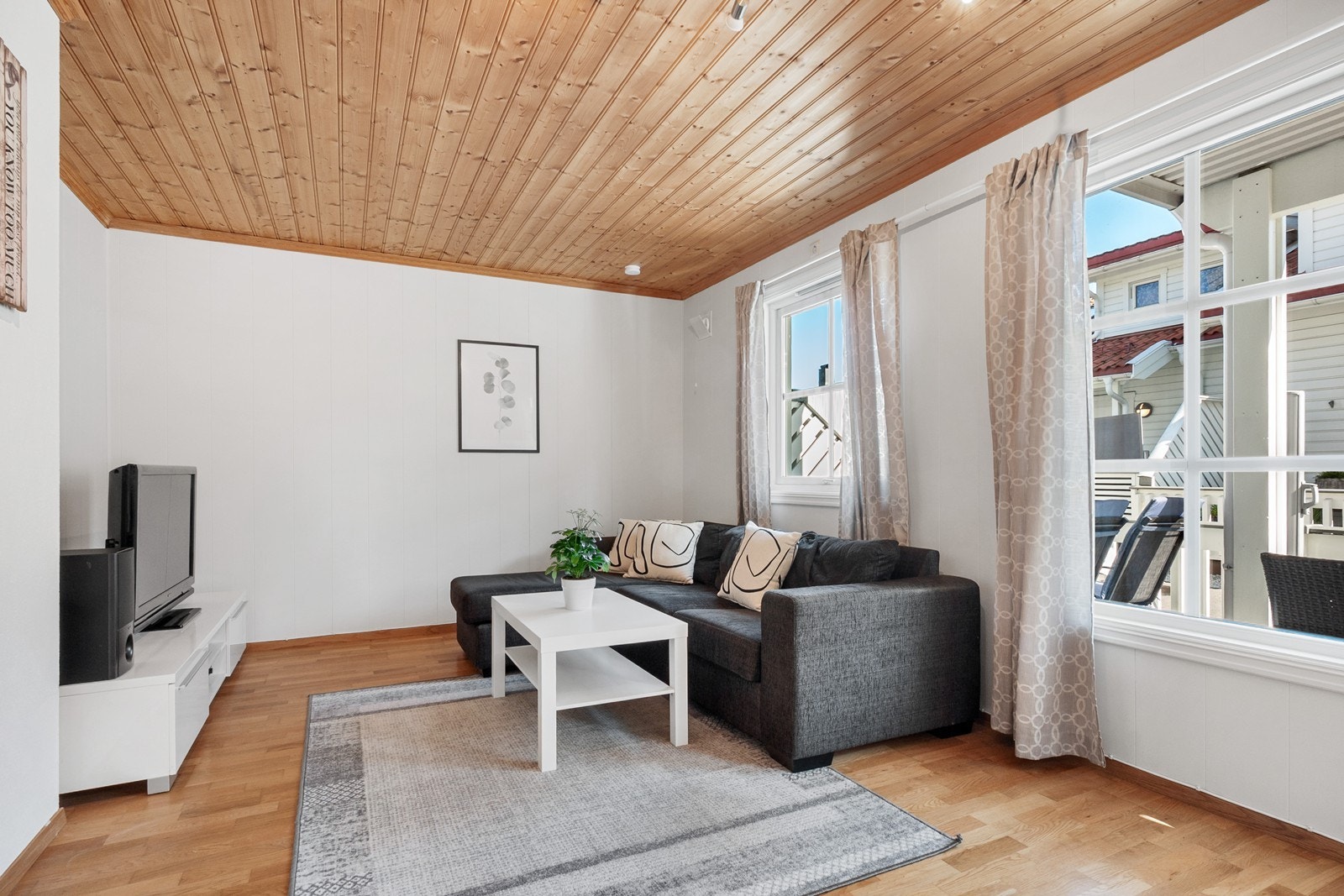 Stuen oppleves som et lyst og innbydende rom med plass til både TV- og sofaløsning og spisebord. Galleribilde