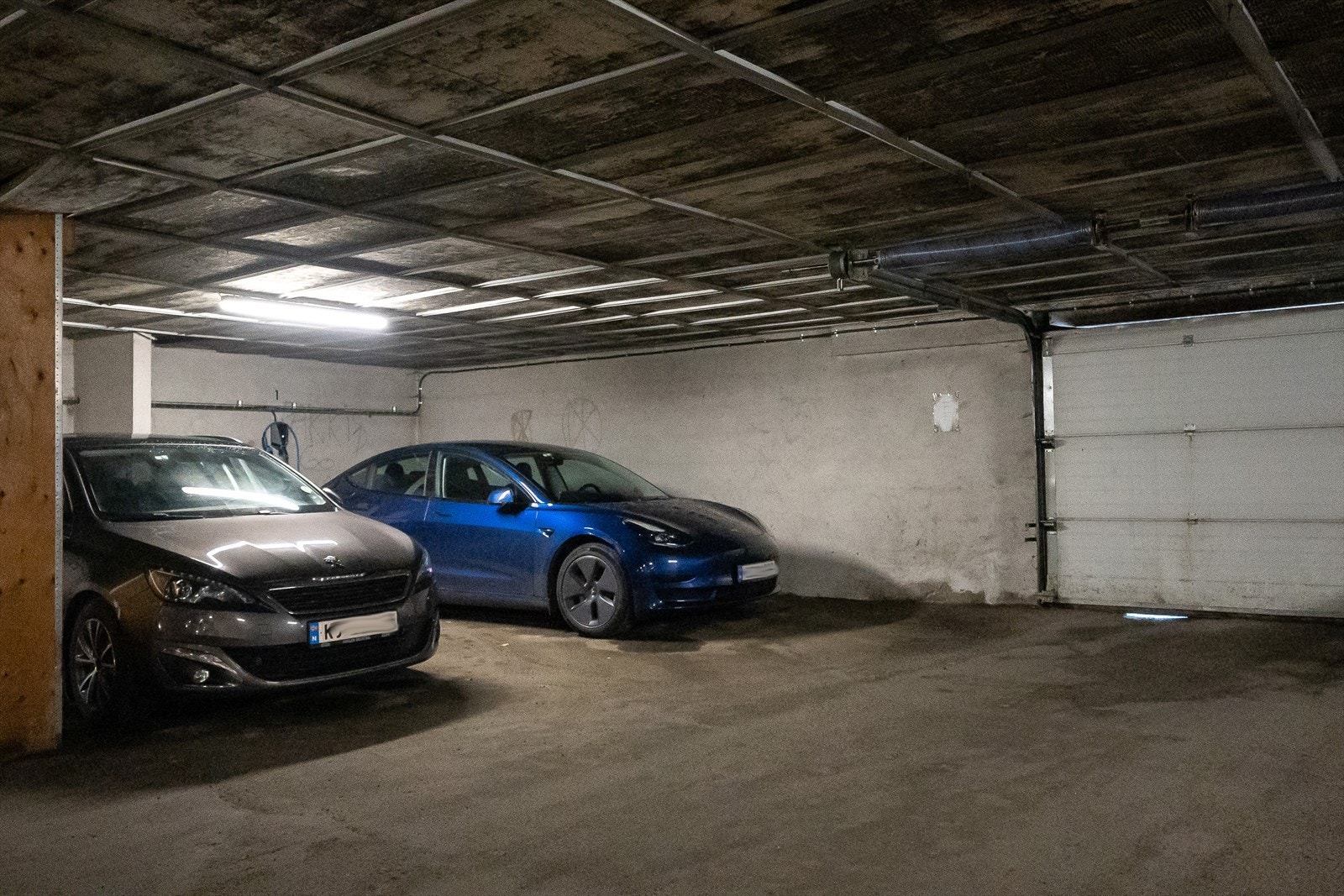 Garasjeanlegget har elektrisk port og det er montert elbillader ved parkeringsplass. Galleribilde