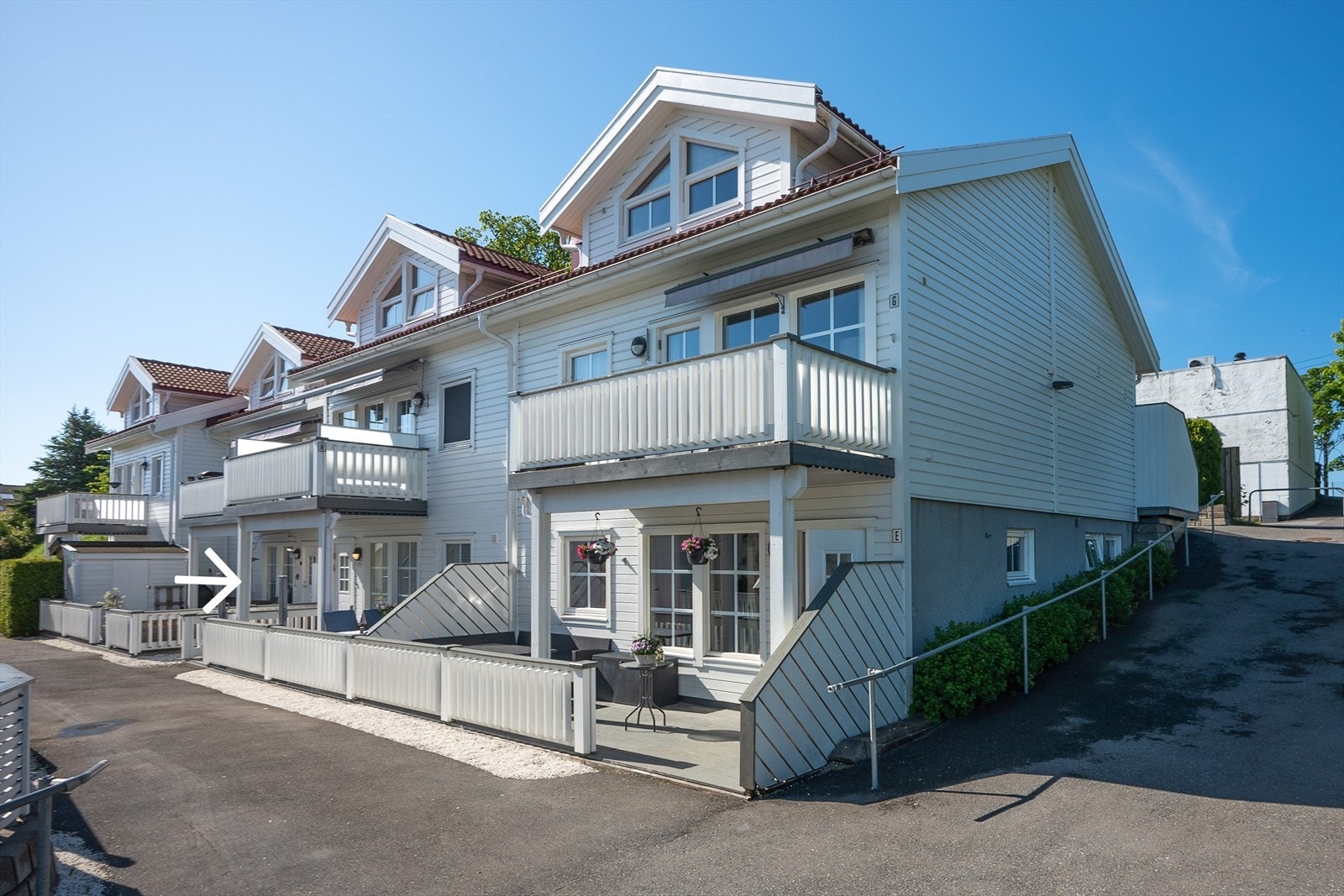 En lys og arealeffektiv 2-roms selveier med enkel adkomst på bakkeplan og meget sentral beliggenhet. Galleribilde