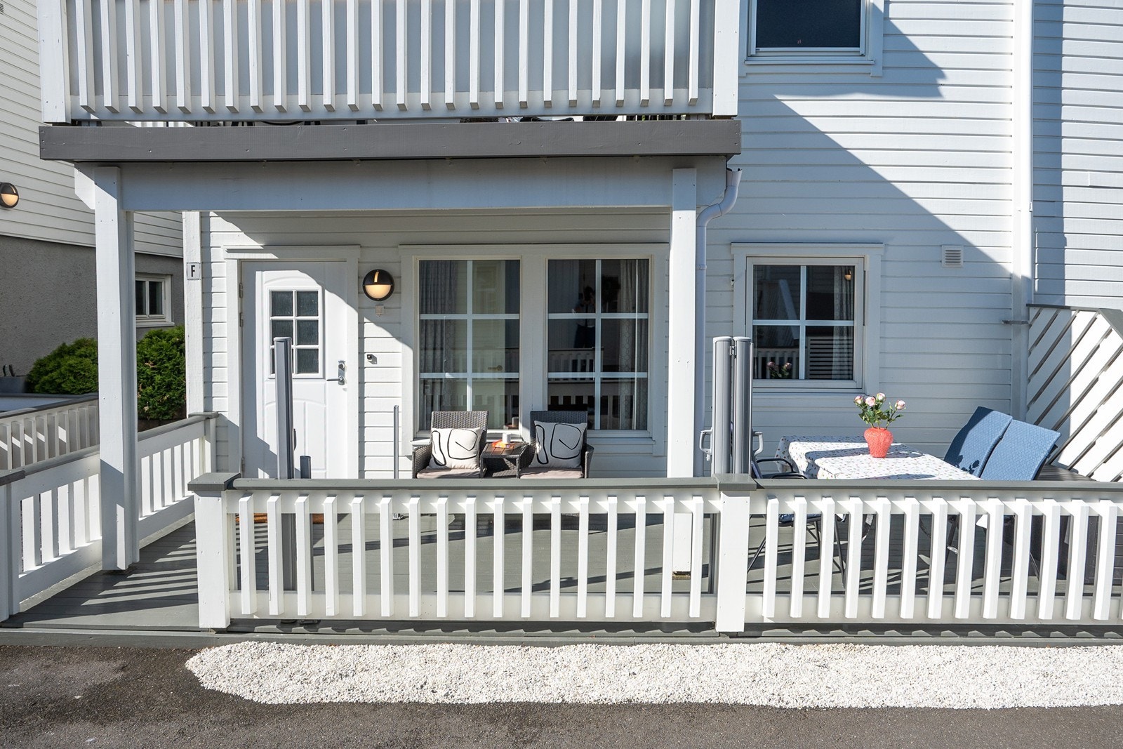 Inngangspartiet er overbygd med solrik terrasse på 16 kvm, en sjeldent god størrelse på uteplassen for en 2-roms leilighet! Galleribilde