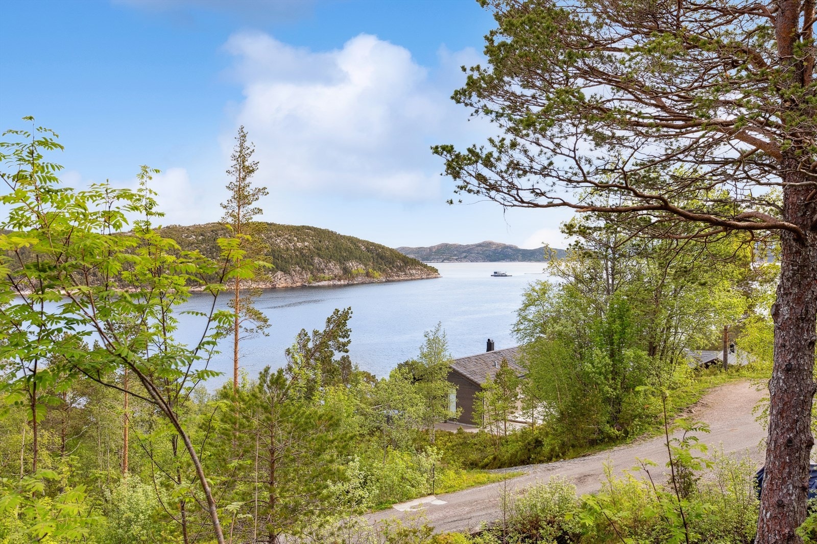 Fra tomten er det flott utsikt mot Stamnessundet og Hemnfjorden. Galleribilde
