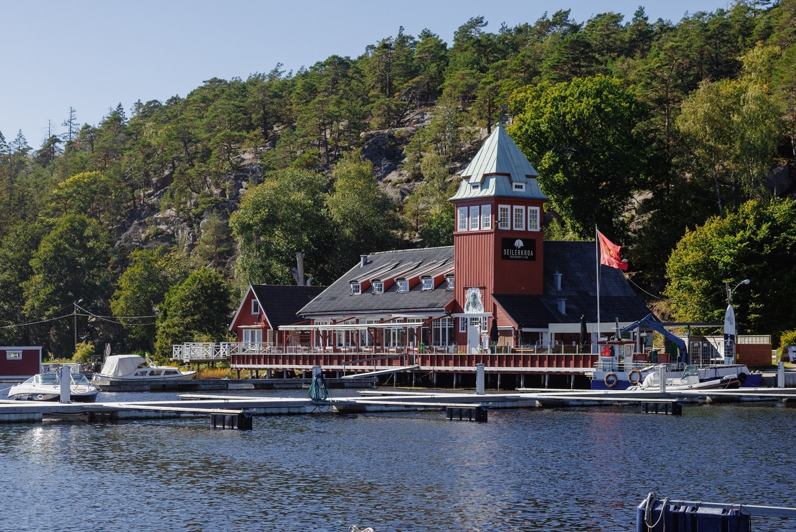 Turen ned til Seilerkroa og fergekaia tar ca. 10 min. Galleribilde