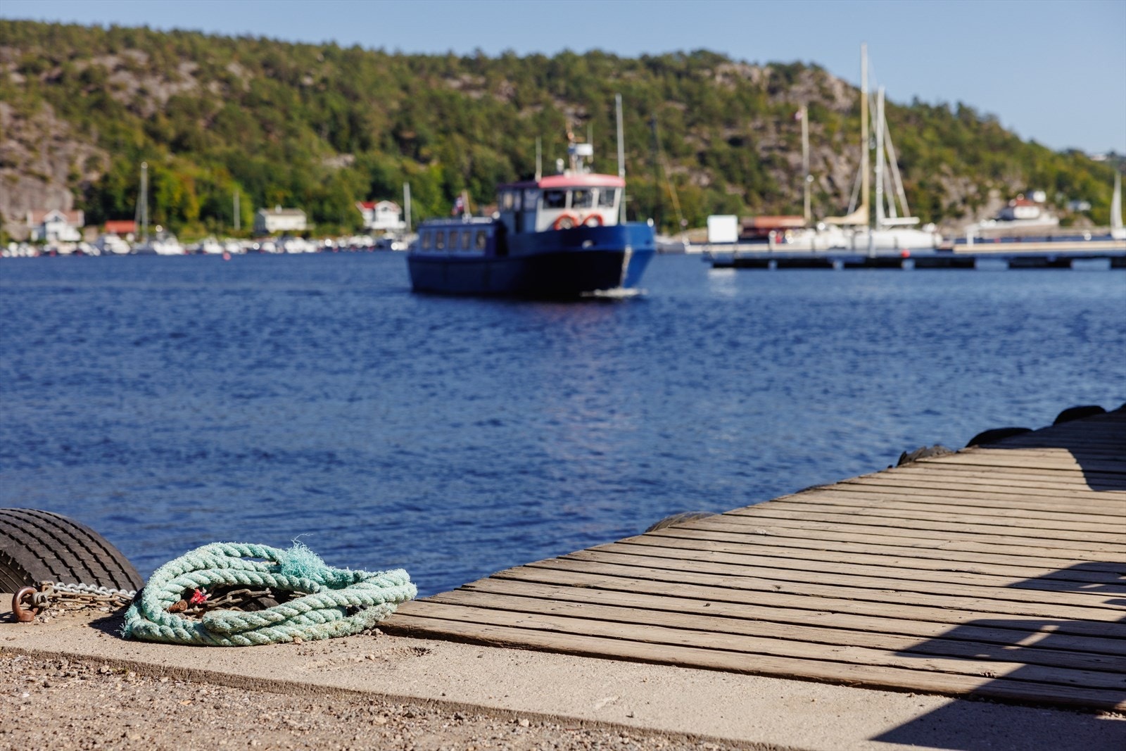 Hankøsundet ligger lun og glitrende mellom øya og fastlandet, med et yrende båtliv og flere marinaer. Galleribilde