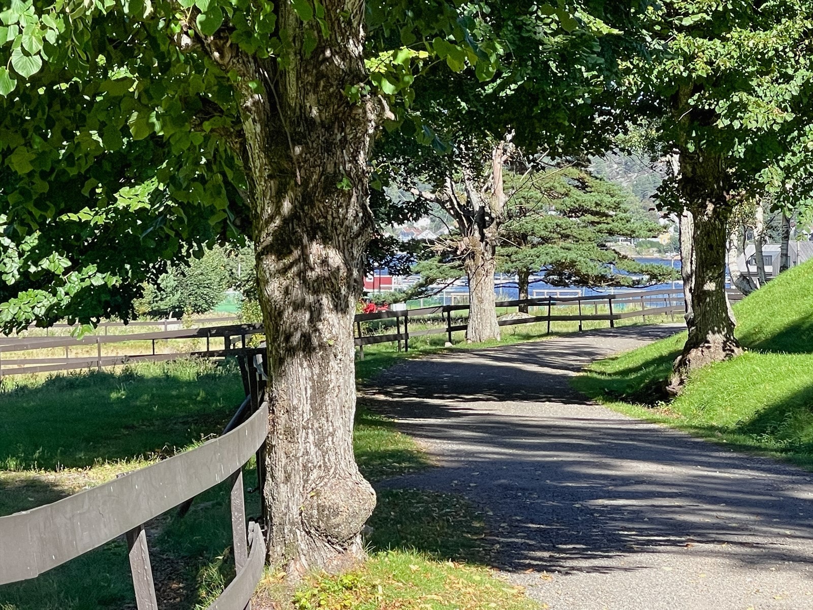 For øvrig disponerer hytta to tinglyste parkeringsplasser på landsiden. Galleribilde