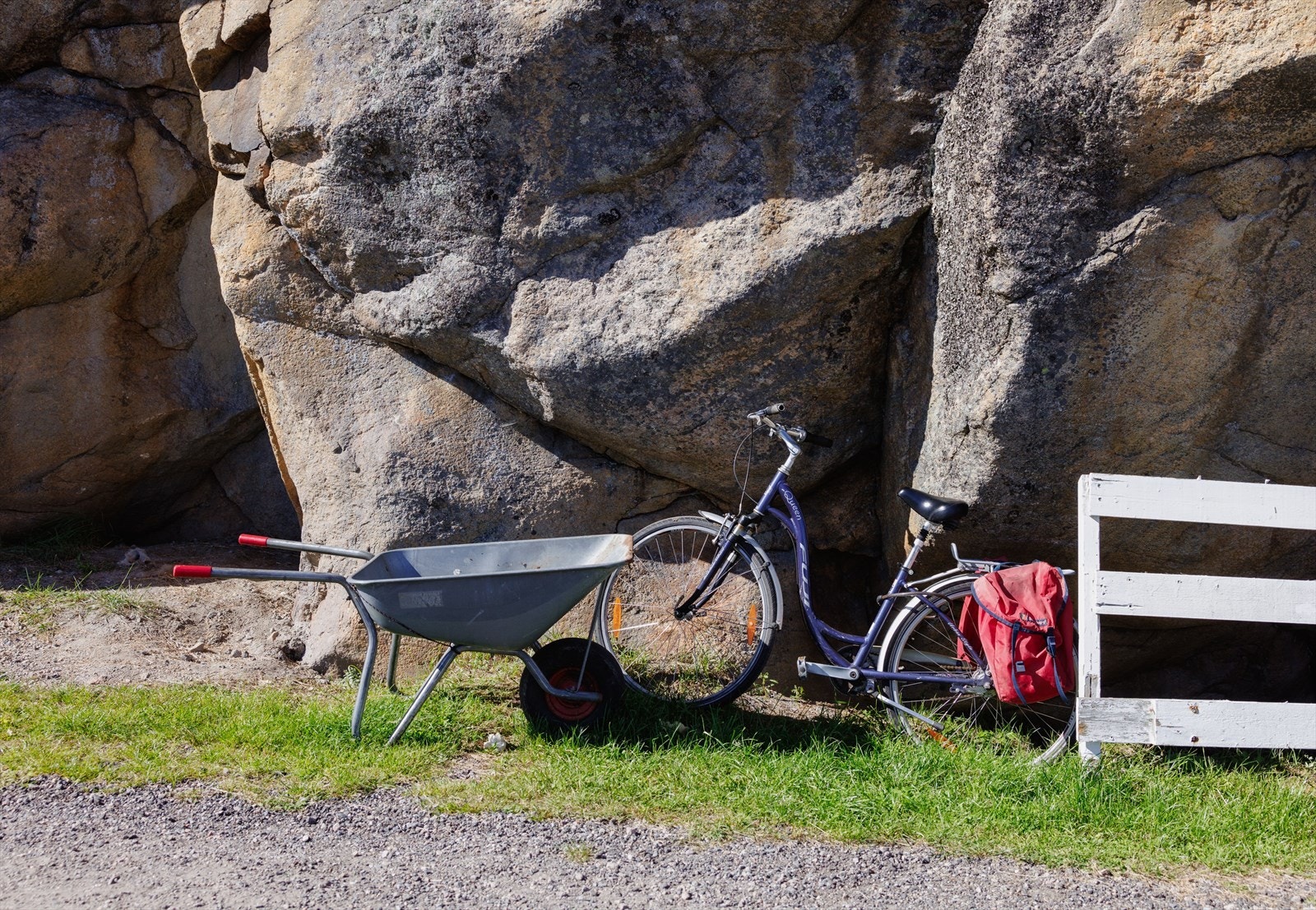 Det er selvfølgelig ingen biler her, så transport skjer til fots og sykkel med traller. Galleribilde