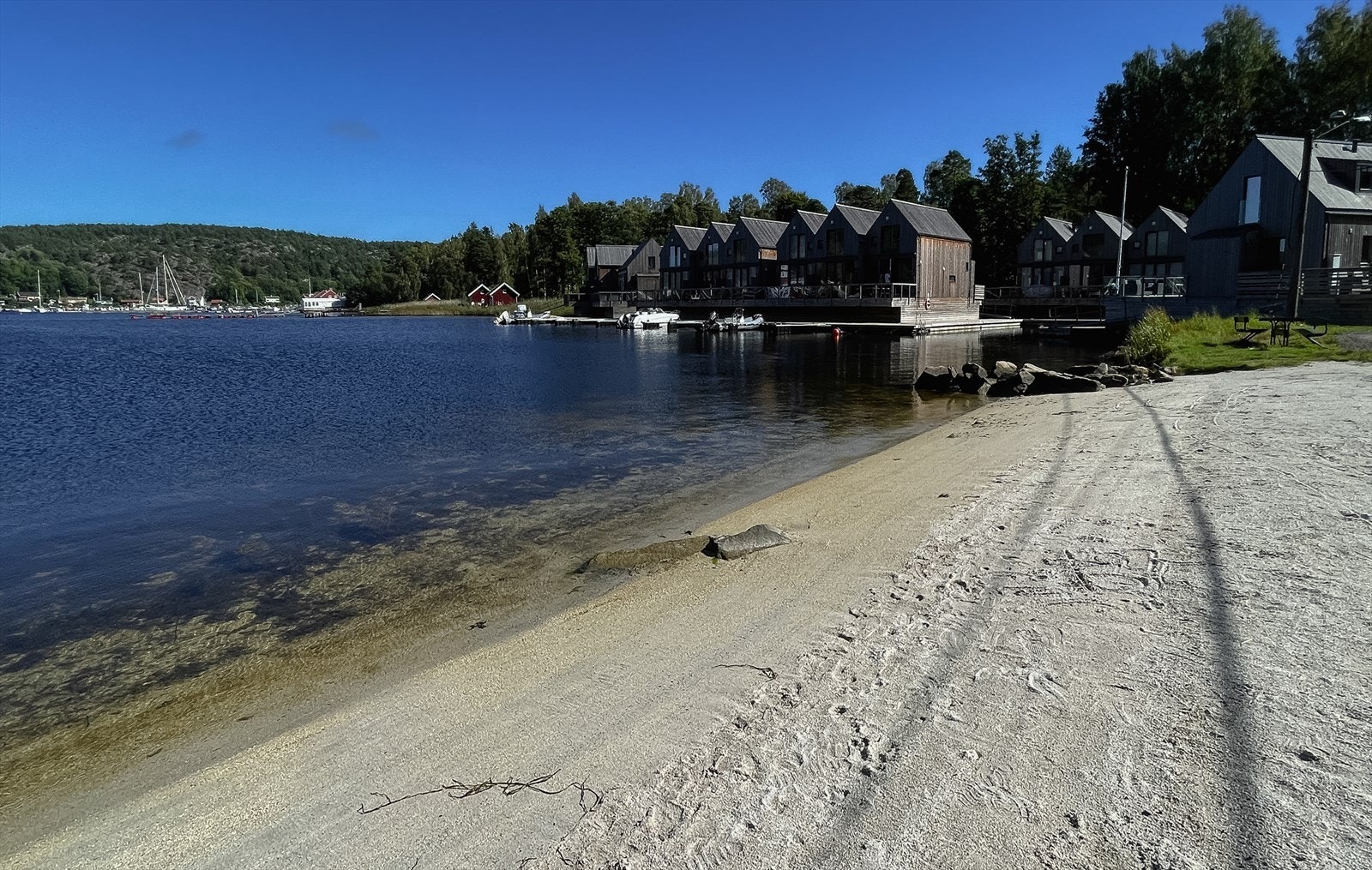 I Husebukta finner man denne fine stranden. Galleribilde
