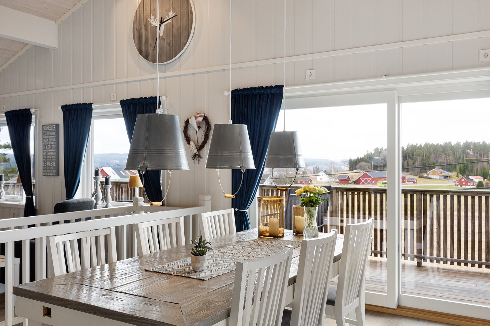 Fra kjøkkenet er det adkomst ut til terrassen via skyvedør. Galleribilde
