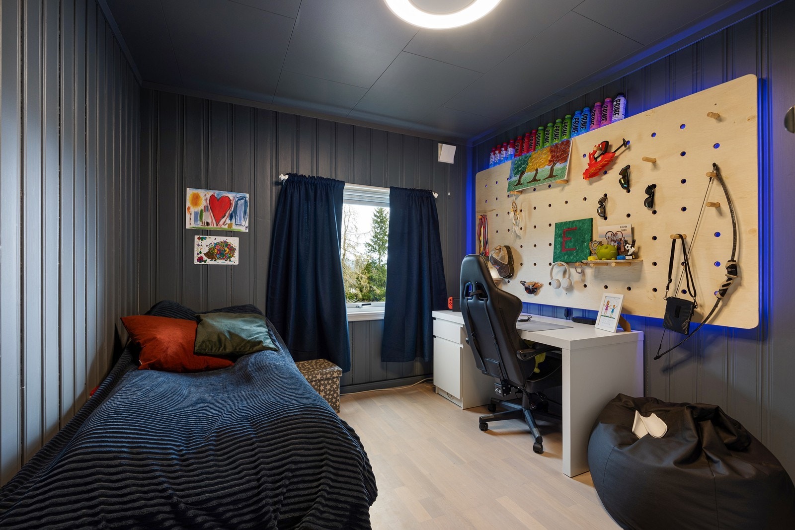 Boligens tredje soverom har fin plass til seng, garderobeløsning og annet ønskelig møblement. Galleribilde