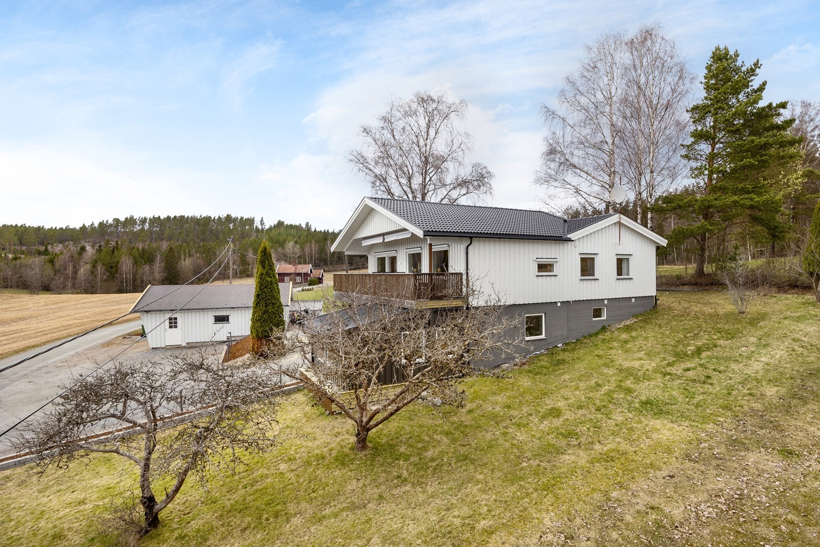 Eiendommen ligger idyllisk, omkranset av natur og kulturlandskap, med en skrånet tomt på over 1243 kvm. Galleribilde