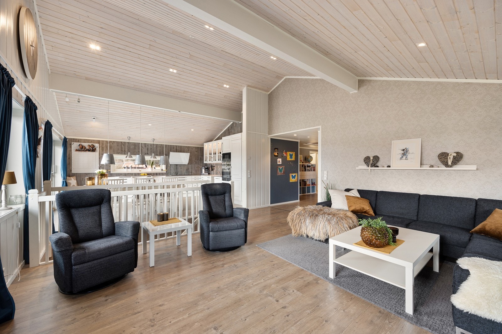 I midten av stuen er det trapp ned til kjellerstue, bad og overbygget terrasse. Galleribilde