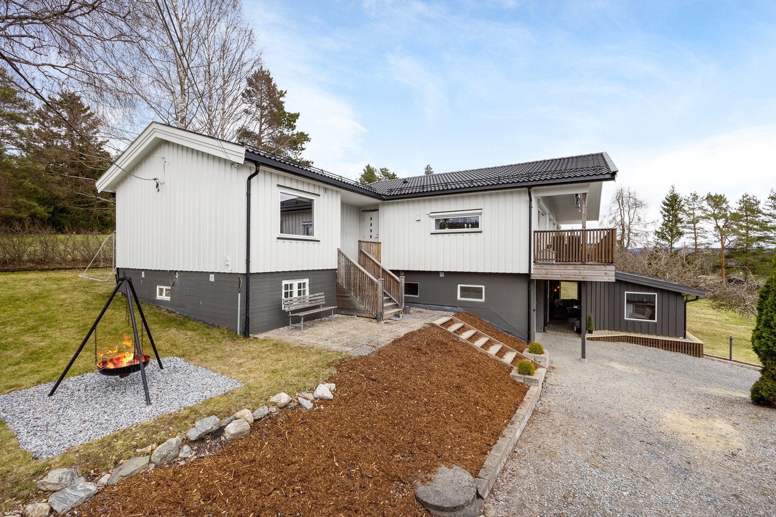 Tomten rundt huset er pent opparbeidet. Galleribilde