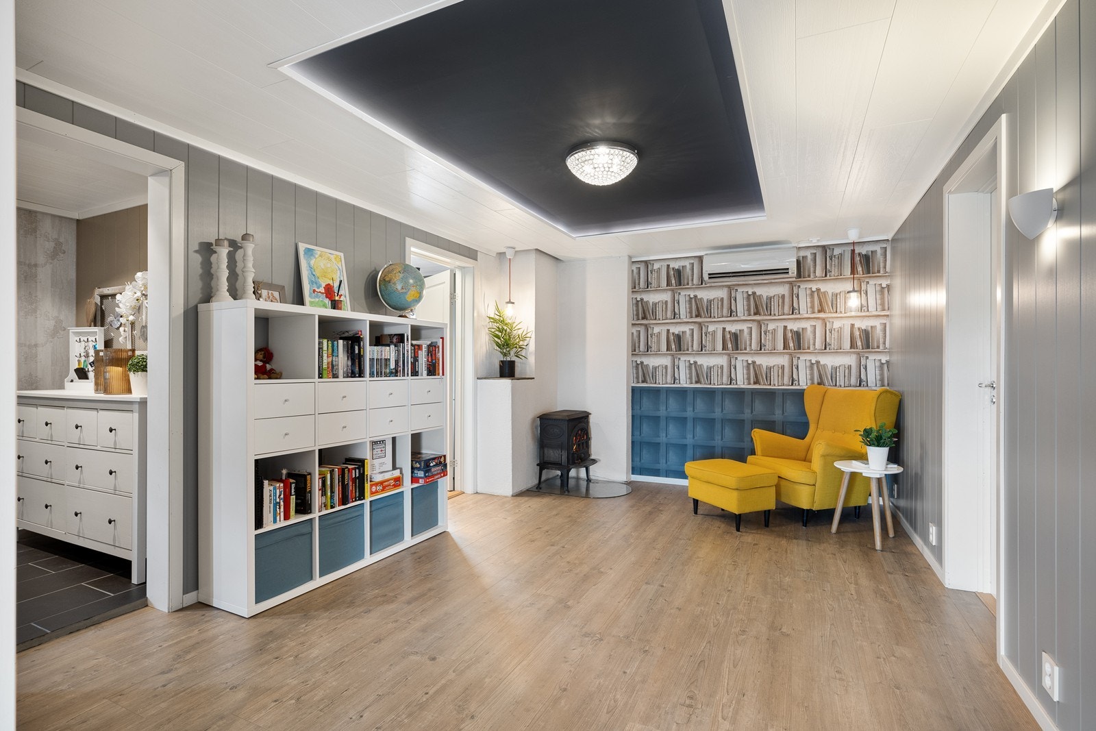 Fra entreen blir du tatt videre inn til en romslig gang/hall som i dag benyttes som leserom/bibliotek. Galleribilde
