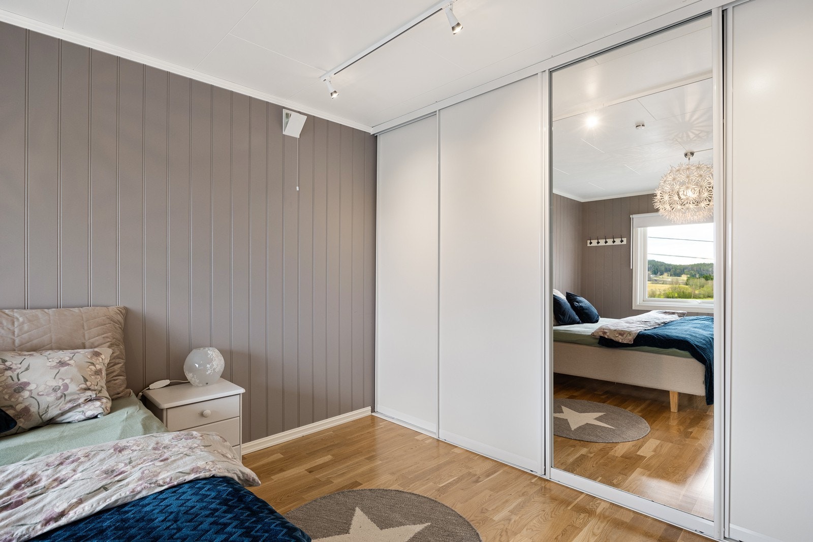 Hovedsoverommet er utstyrt med skyvedørsgarderobe av god størrelse. Galleribilde