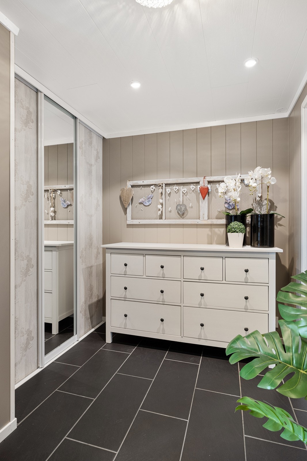 Det er skyvedørsgarderobe av god størrelse. Galleribilde