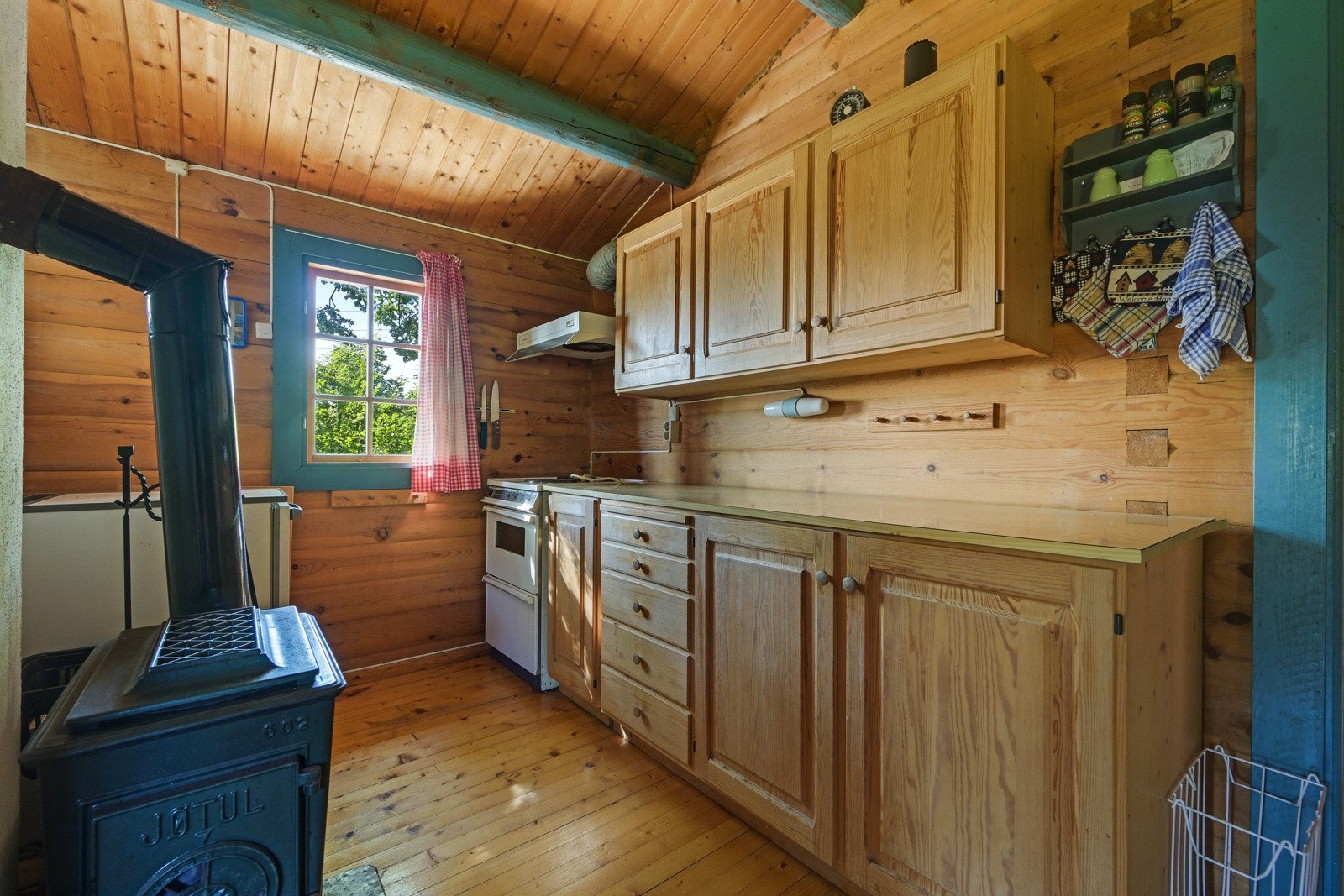 Kjøkkenet ligger i en delvis åpen løsning med stuen Galleribilde