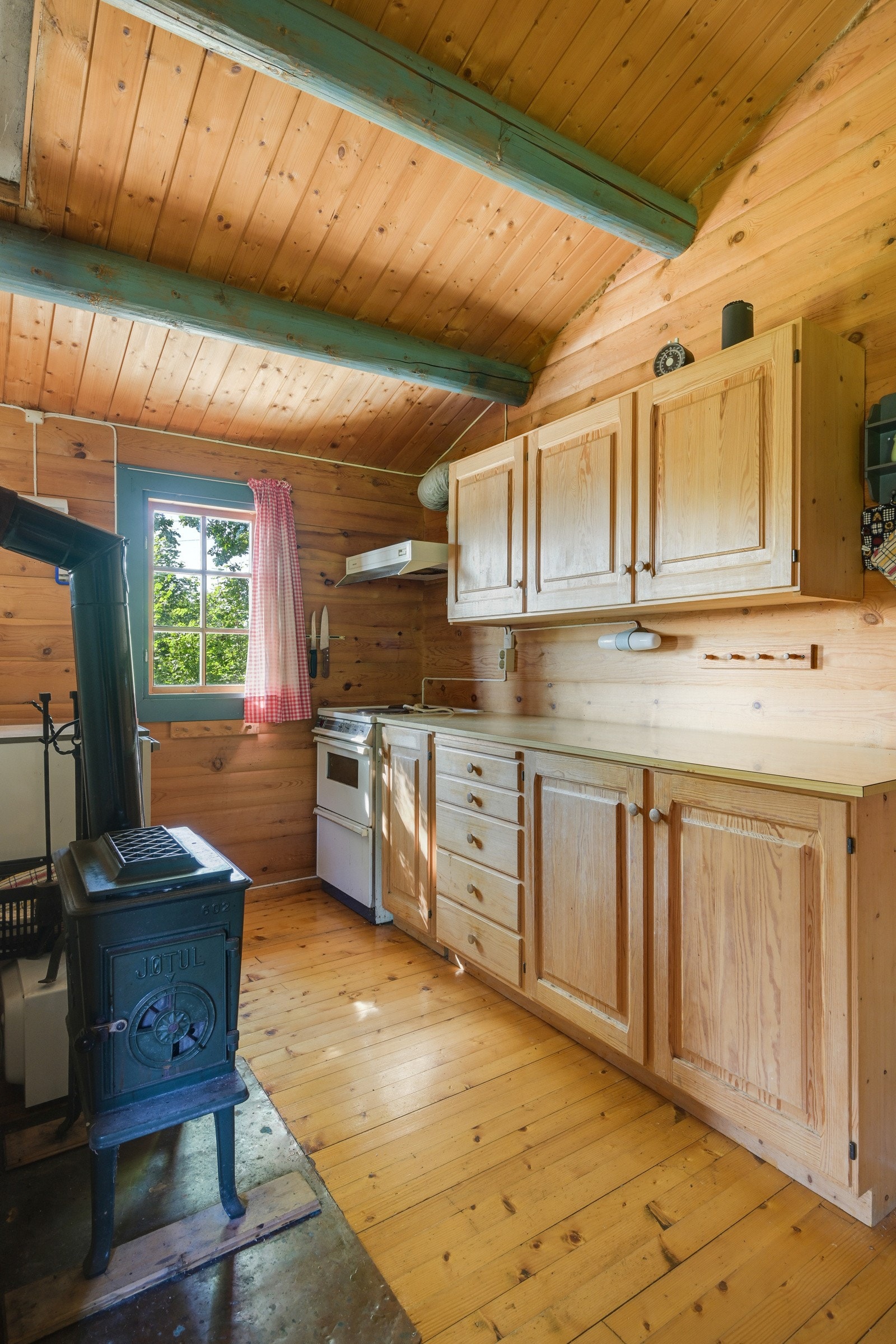 Godt med skap og benkeplass på kjøkkenet Galleribilde