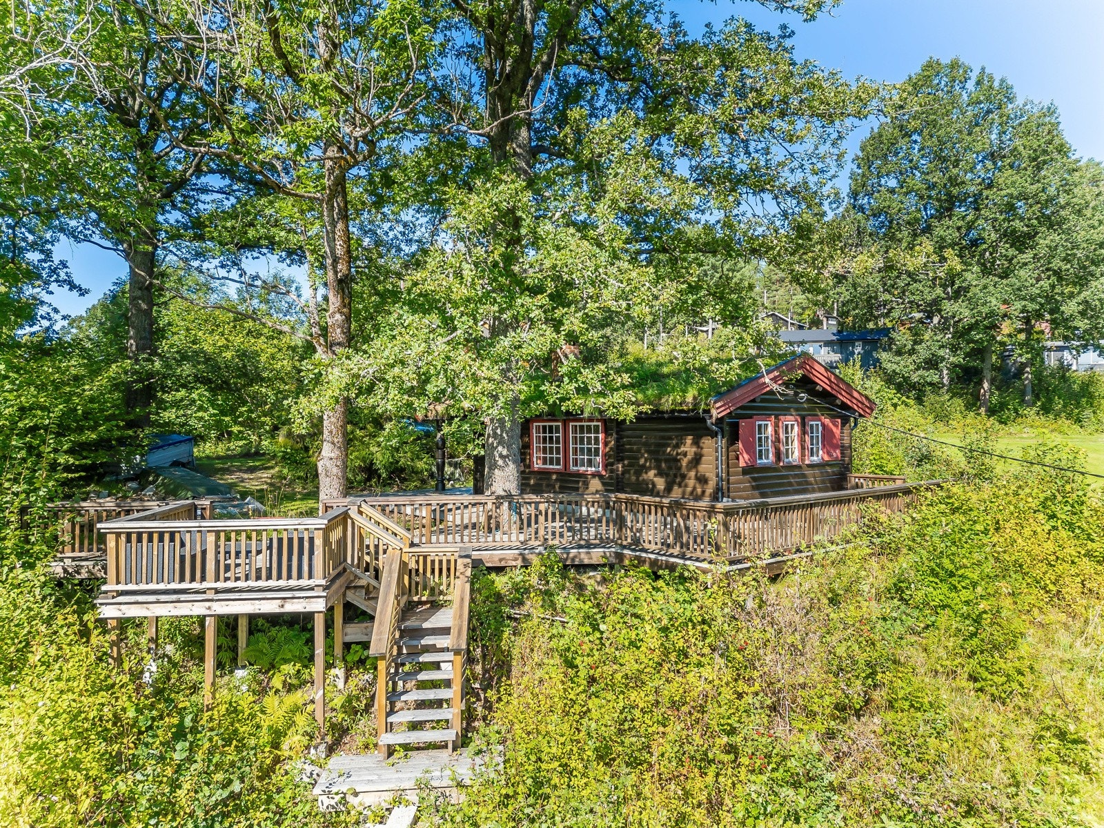 Hytta har flere fine uteplasser Galleribilde