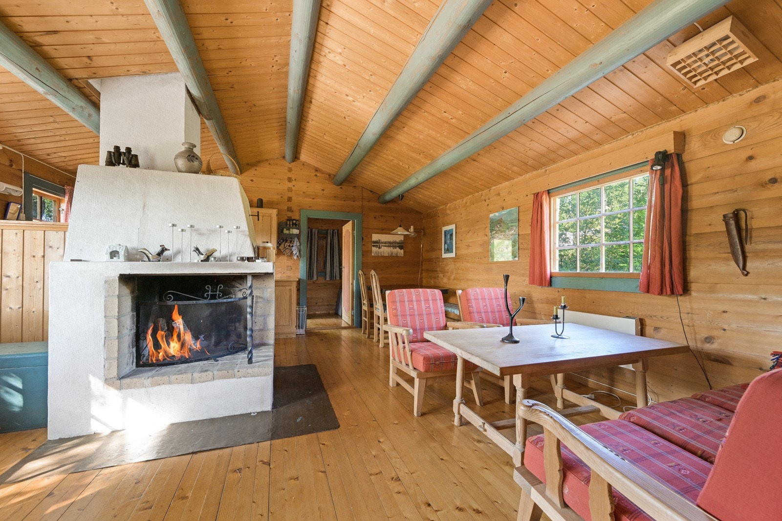 Hyggelig åpen peis midt i stuen Galleribilde