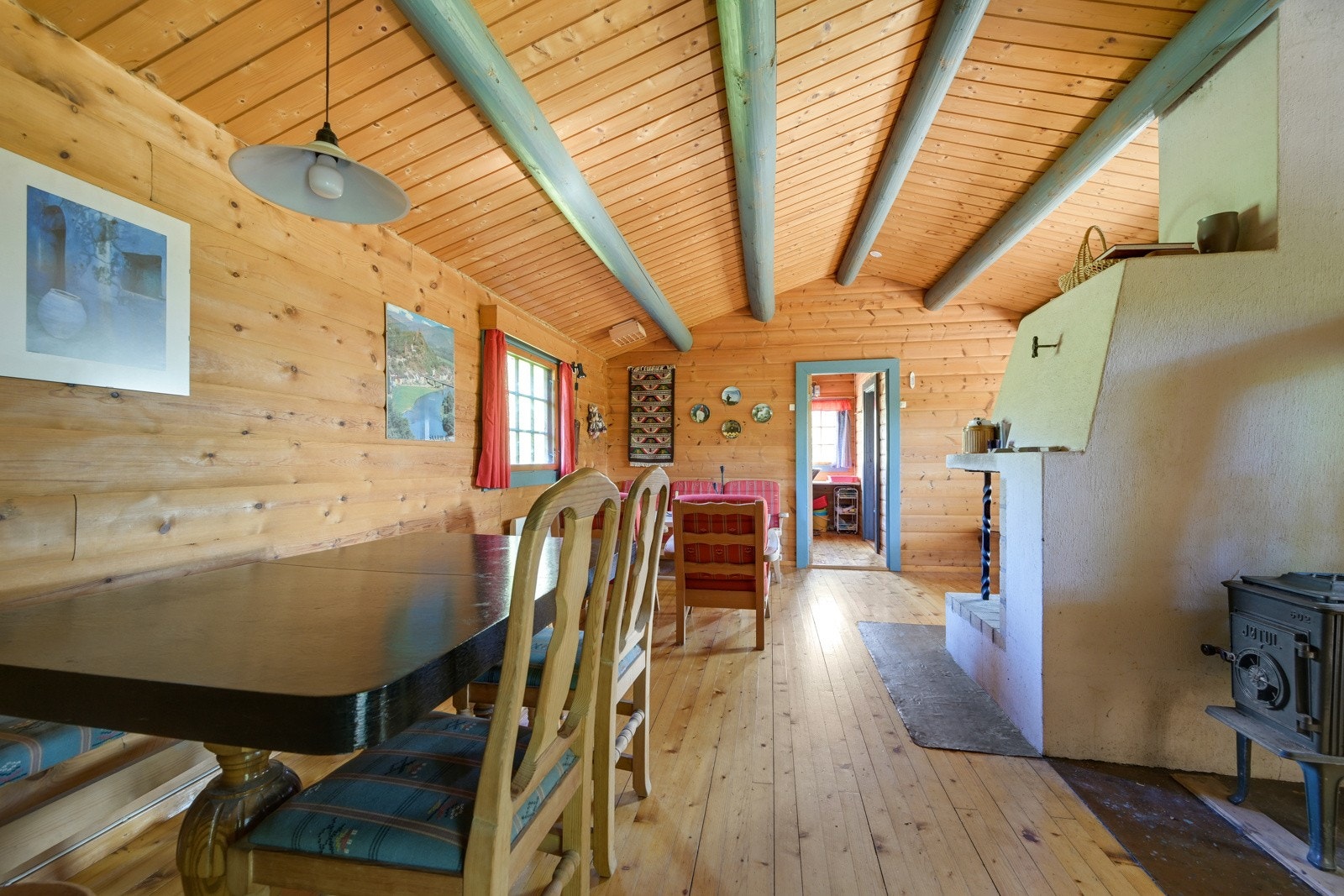 Romslig stue med flere sitterupper Galleribilde