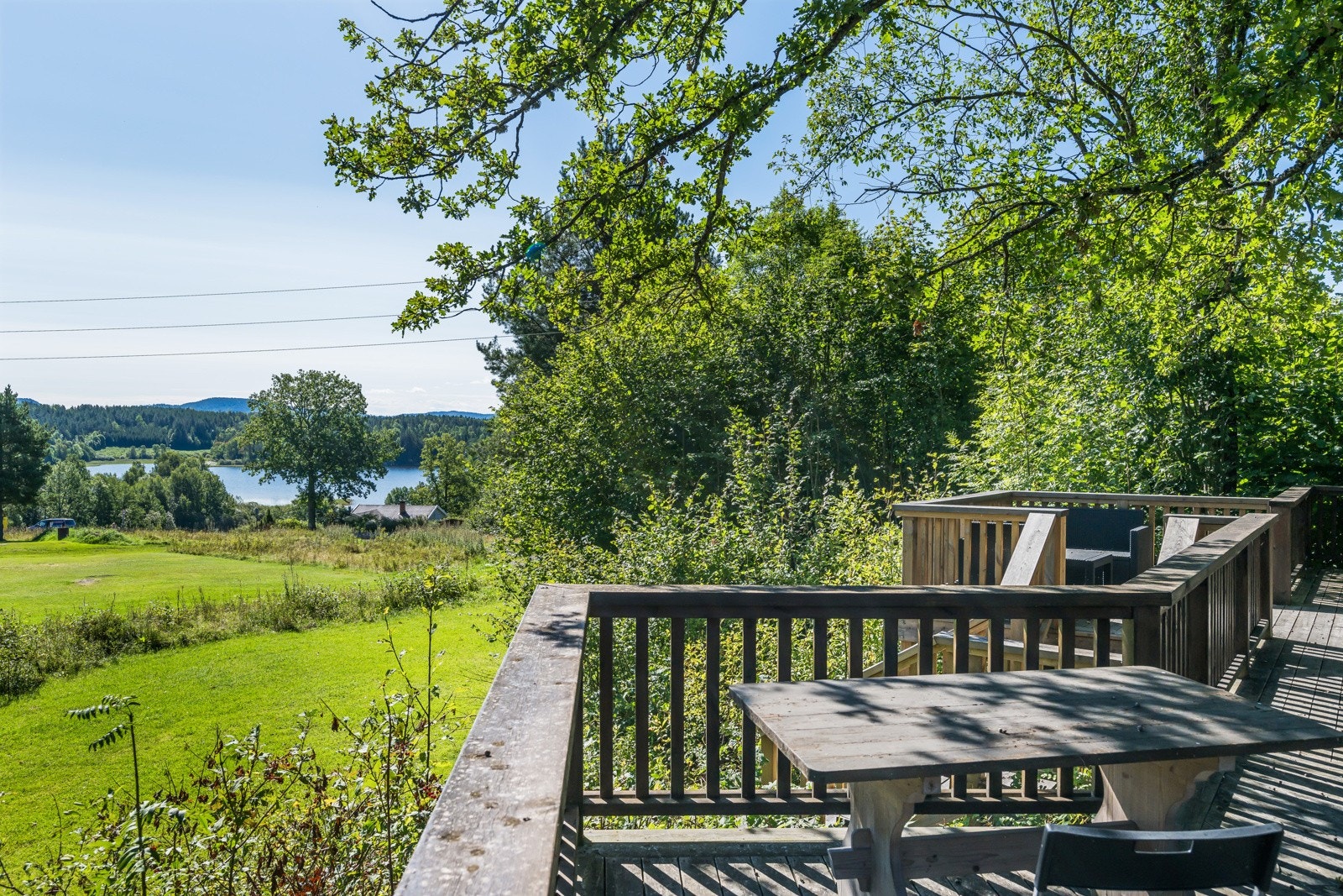 Her ser du ned til vannet fra hytta Galleribilde