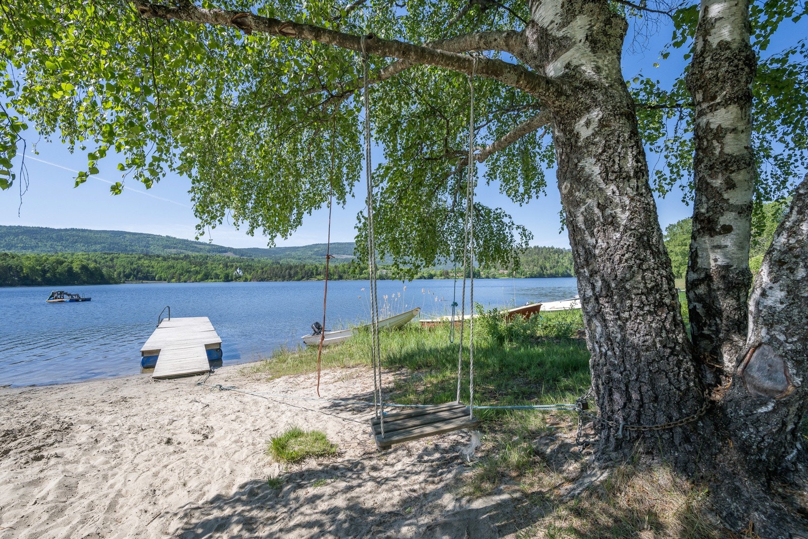 Kort gange ned til denne fine stranden med privat brygge for velforeningen Galleribilde