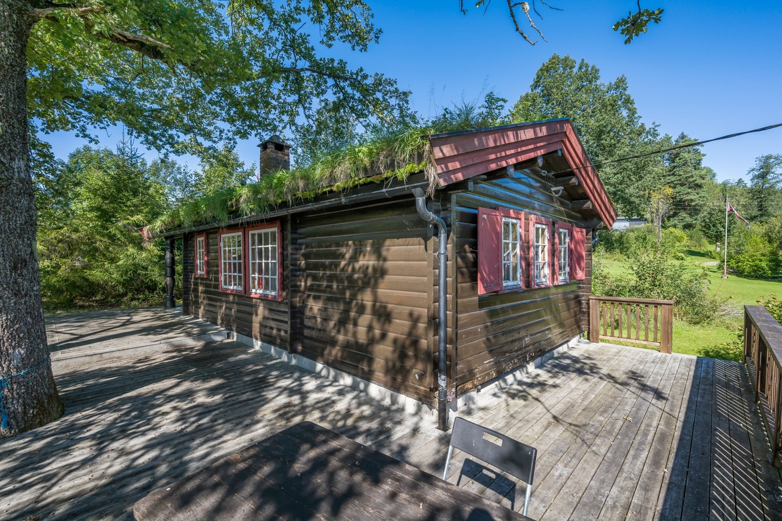 Platting rundt store deler av hytten Galleribilde