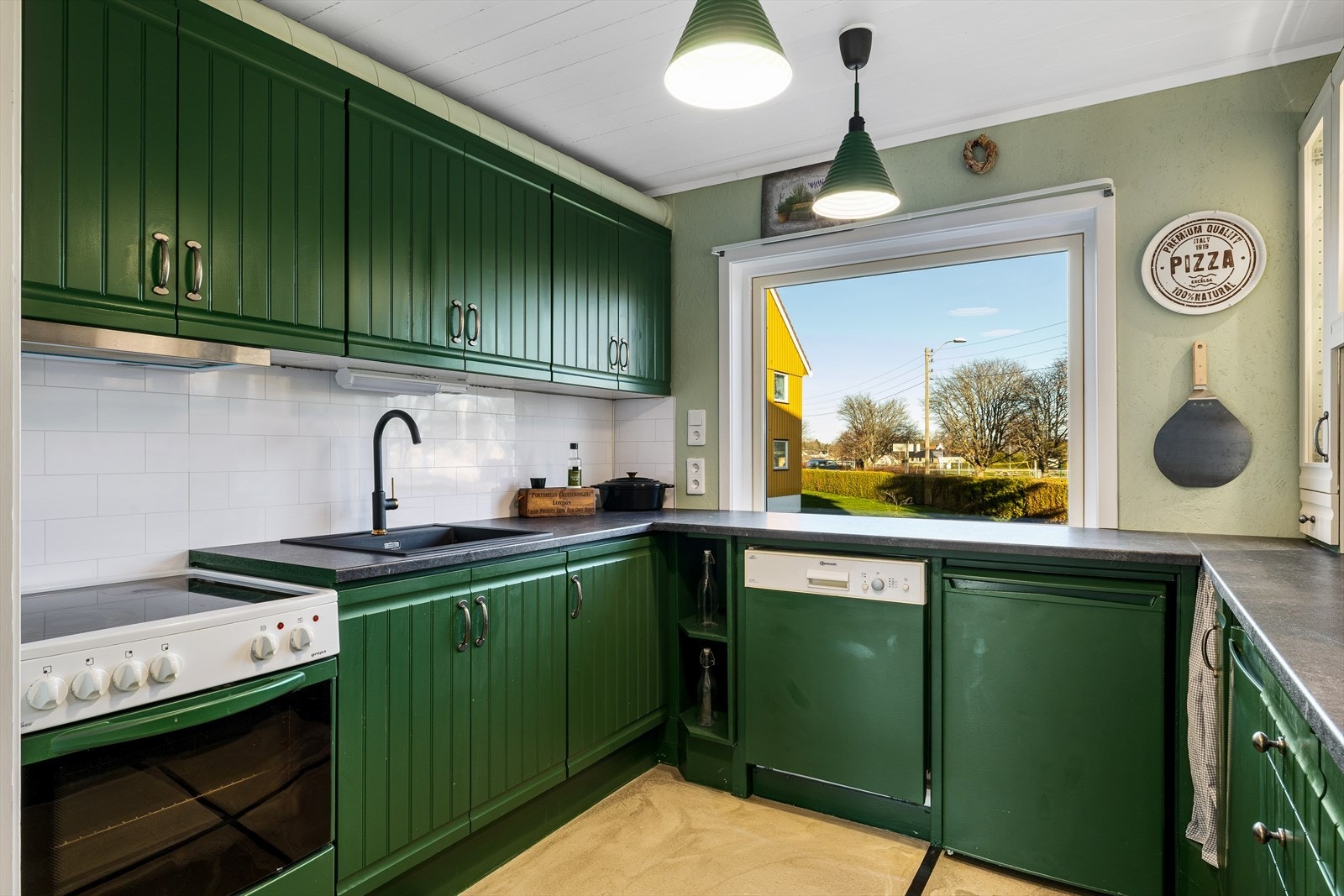 Tak/vegger revet inntil reisverk, bygget med 5cm ekstra isolasjon 5 cm ekstra isolasjon i 2023, samt skjult el-anlegg. Fryser og kjøleskap plassert under benkeplater medfølger, samt komfyr. Oppvaskmaskin følger. Galleribilde