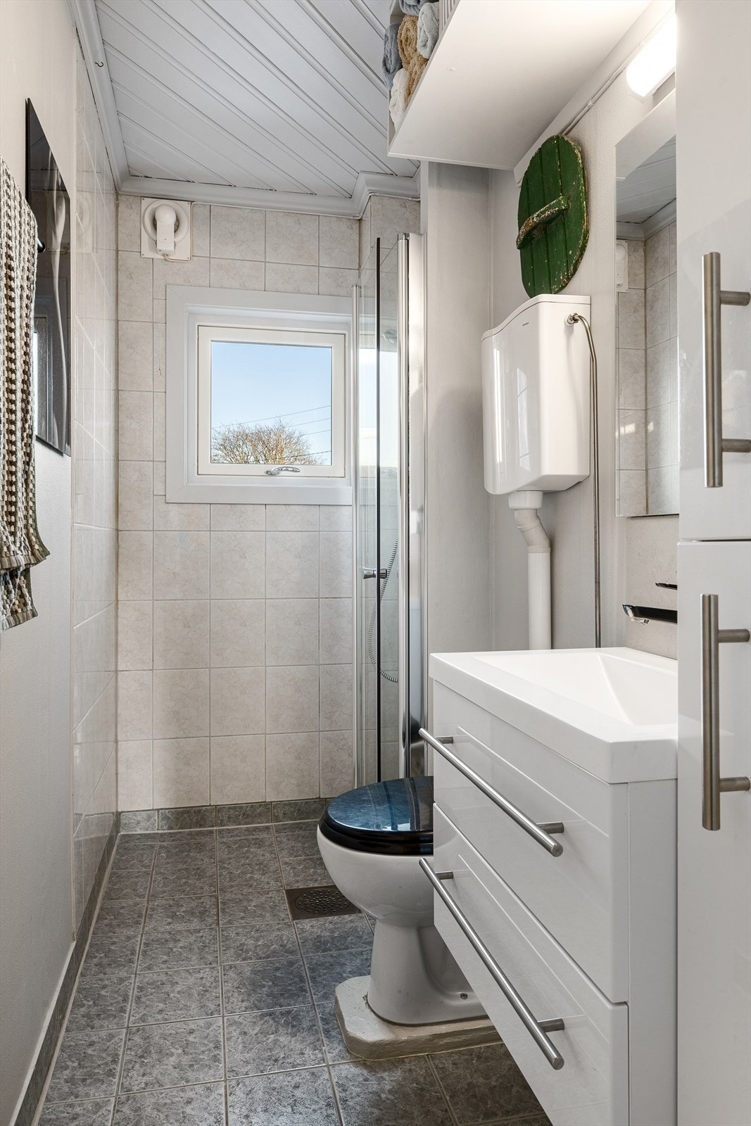 Flislagt bad med varmekabler med ny innredning, toalett og dusj-dører i 2023 Galleribilde