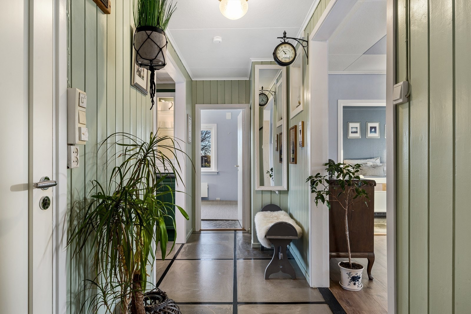 Gangen er pusset opp i 2024.Ny flis ved inngangsdør og varmekabler blir tilkoblet før overtagelse. Taklampe følger ikke med. Galleribilde