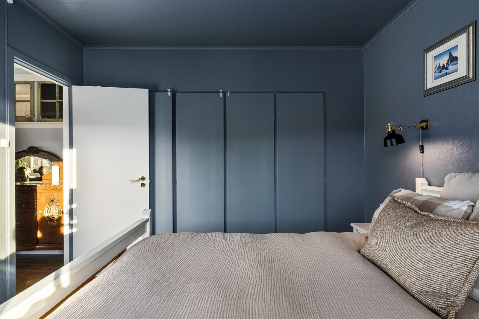 Hovedsoverommet har skap på hele langvegg, med lagring fra gulv til tak Galleribilde