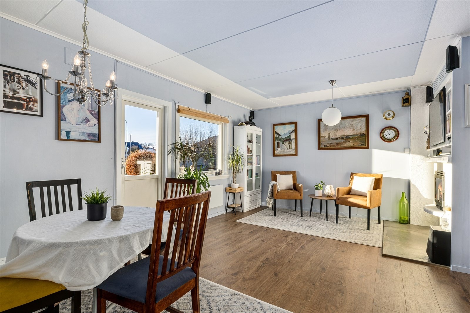 Store vinduer som gir mye lys inn i stuen. Lysekronen følger ikke med. Galleribilde