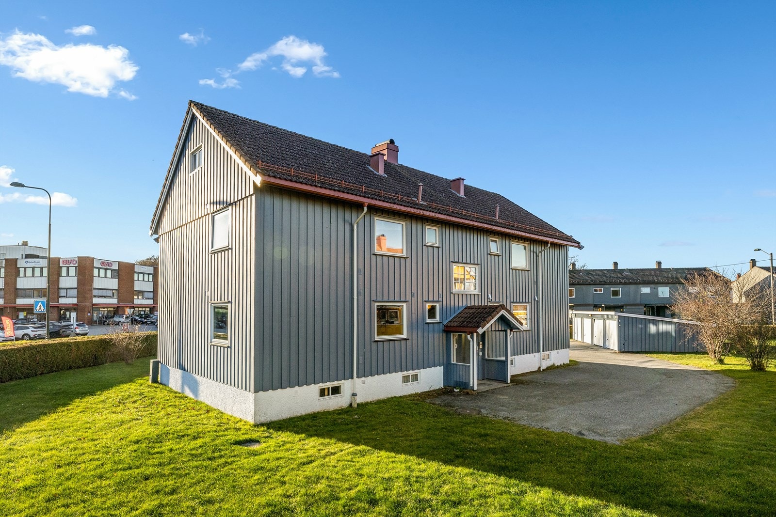 Bygning er godt vedlikehold med eks ny hovedinngangs dør, tak av nyere dato , vinduer byttet i 2014 Galleribilde