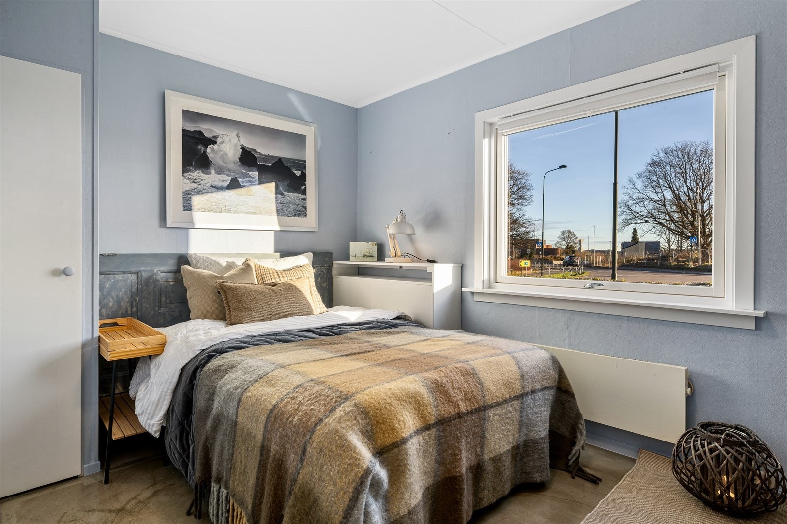 Soverom 2 har to plassbygde skap fra gulv til tak, på bilde er det med hyller Galleribilde