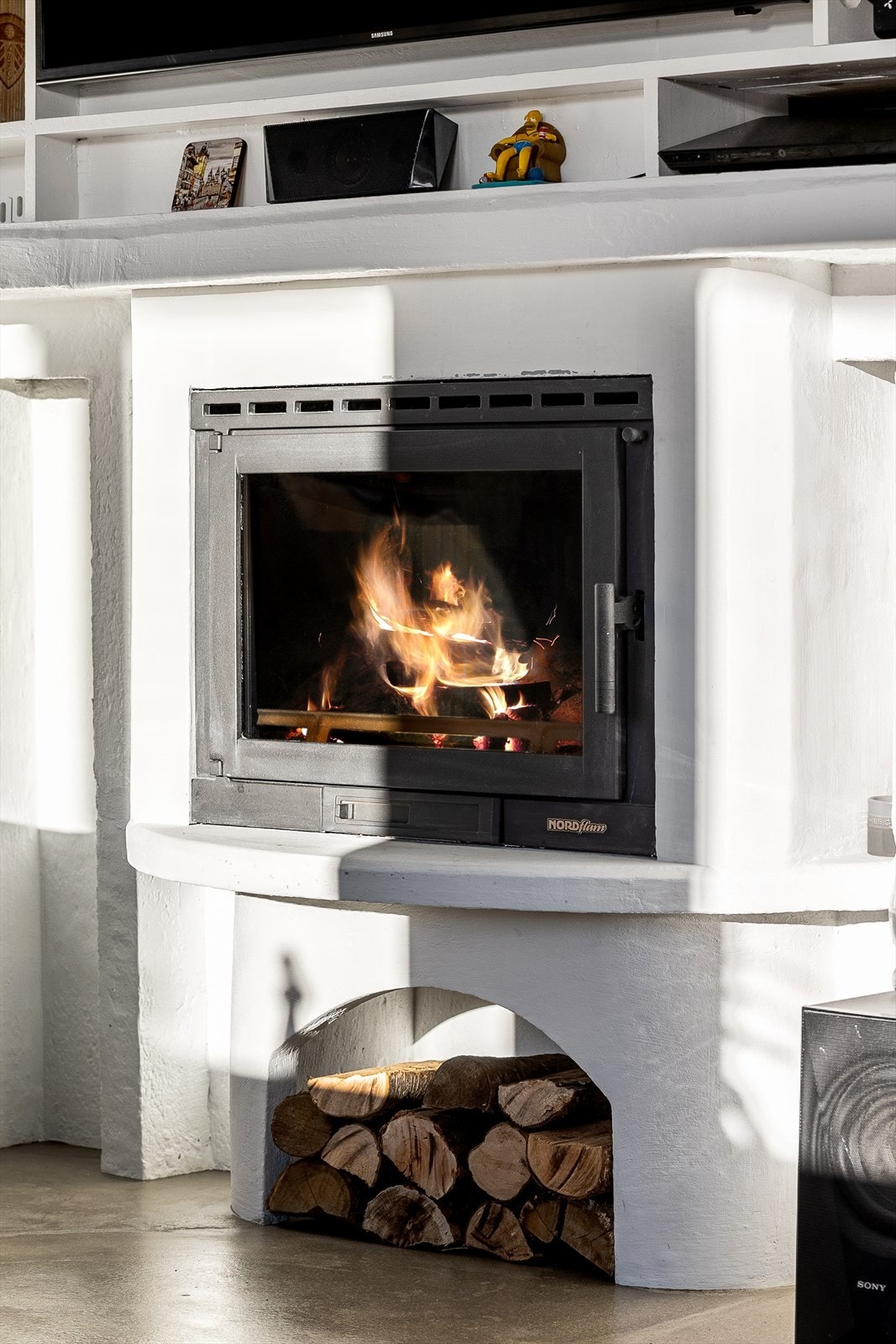 Nytt ildsted med omramming fra gulv til tak Galleribilde