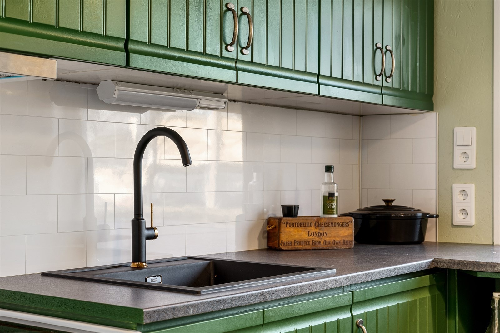 Pent brukt kjøkken i Italiensk stil montert i 2023, med nye benkeplater, servant, armatur og kjøkken-ventilator Galleribilde