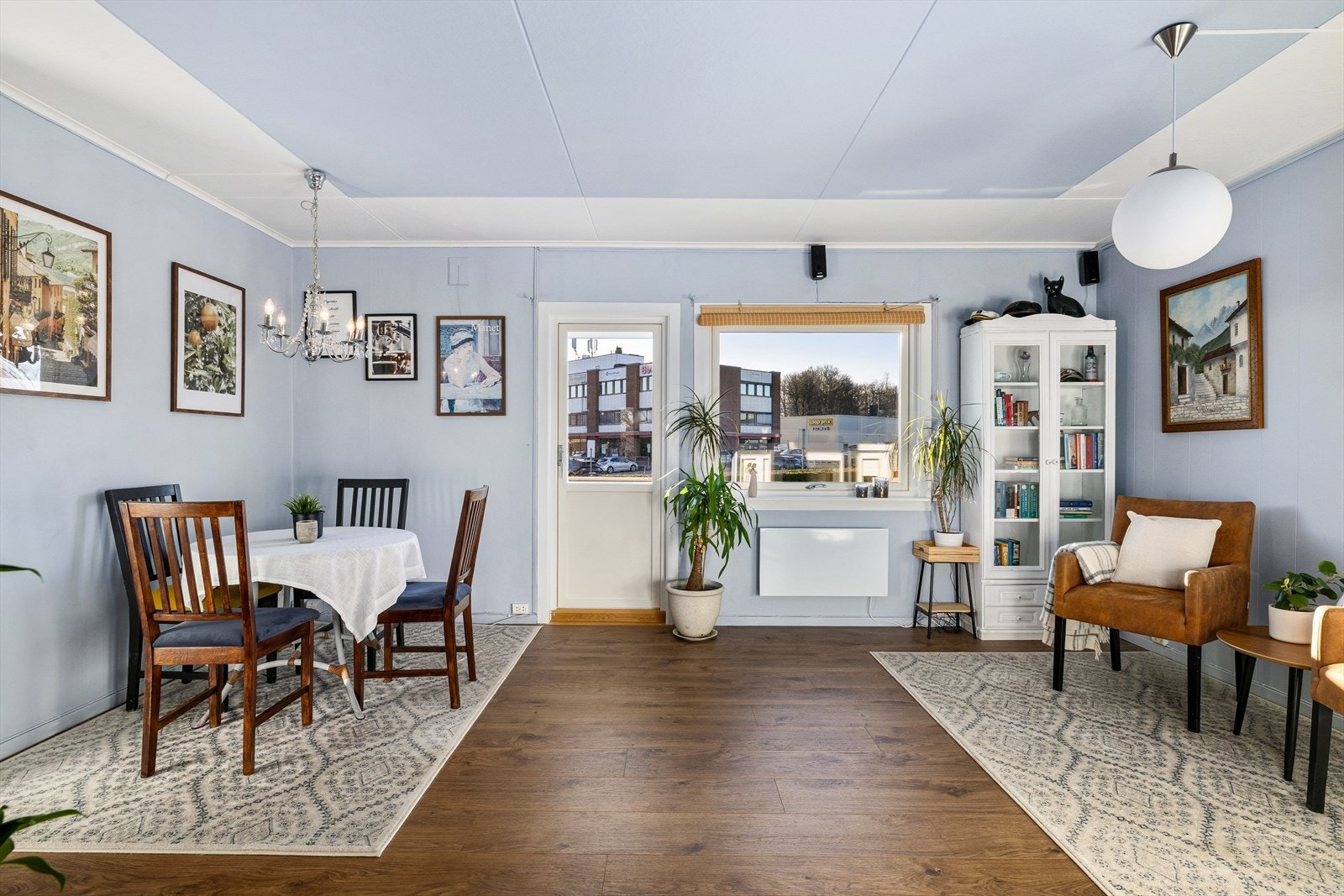 Laminat i stuen er lagt i 2024. Det er tilgang til veranda fra stue og tilgang til hovedsoverommet. Galleribilde