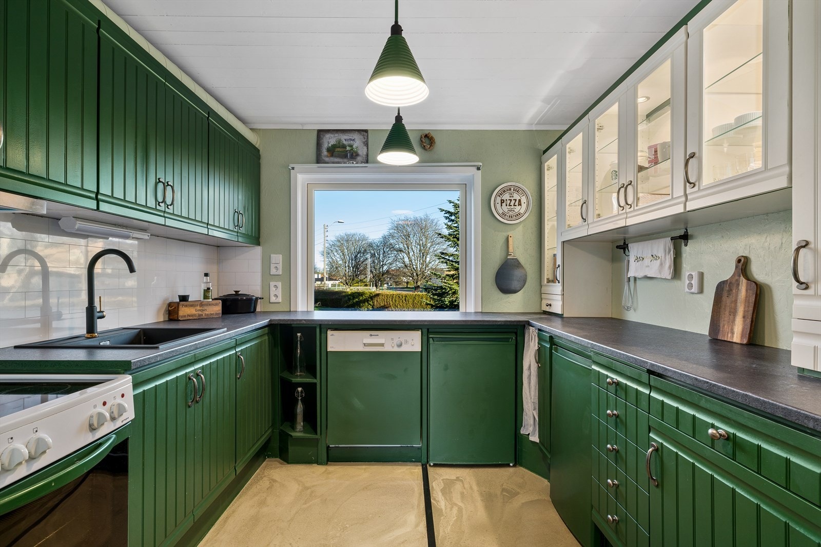 Godt med benkeplass og skapplass på kjøkkenet Galleribilde